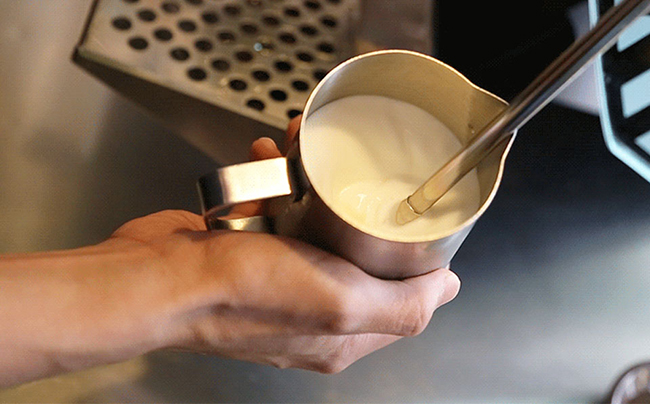 Cách tạo bọt sữa Latte đúng cách