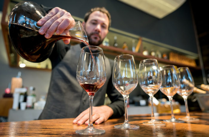 Vì sao nên rót rượu từ chai sang decanter trước khi phục vụ?